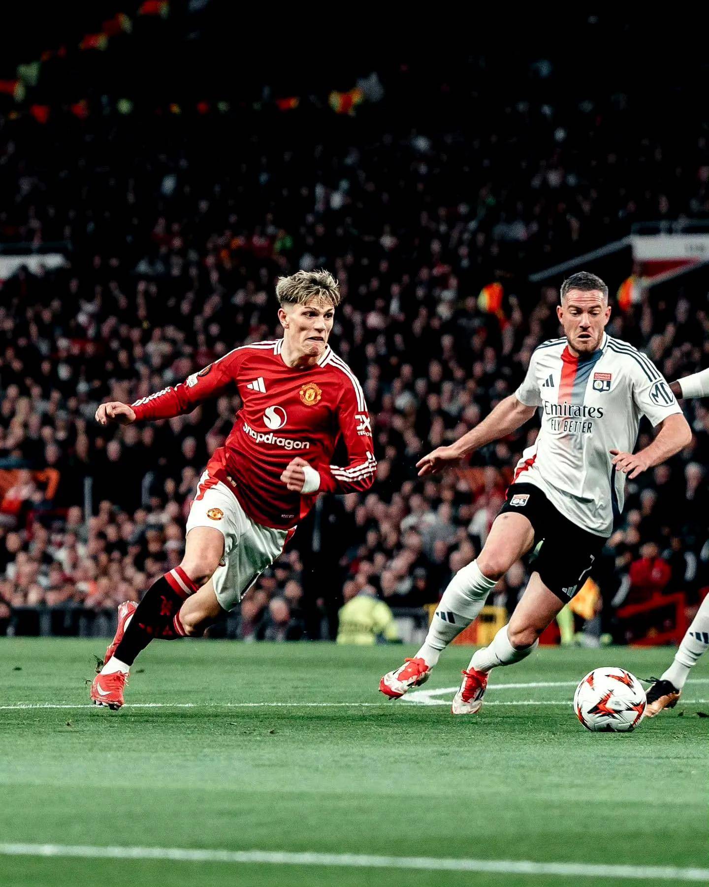 关于曼联逆转胜利，逼近前四名席位的信息