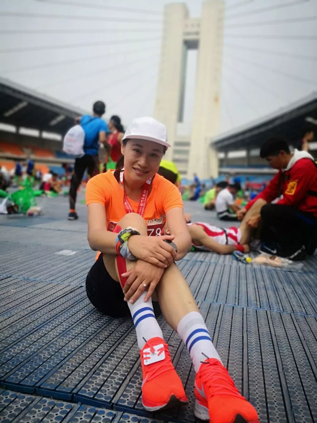 金光闪闪！奥运冠军笑逐颜开的简单介绍