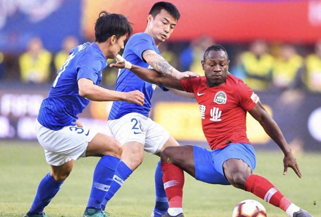 包含争议判罚引发球迷热议，裁判决定公布比赛细节的词条